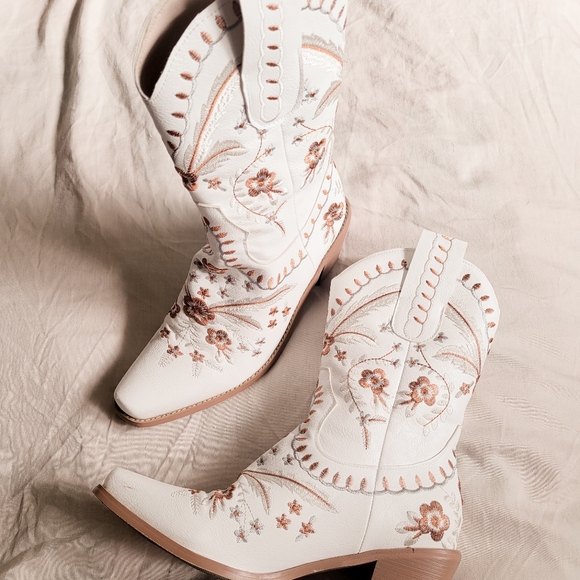 Embroidered cowgirl boots - Picture 3 of 6